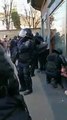Manifestation à Paris : La vidéo d'un policier frappant un homme immobilisé et en sang à terre fait scandale, cet après-midi, sur les réseaux sociaux