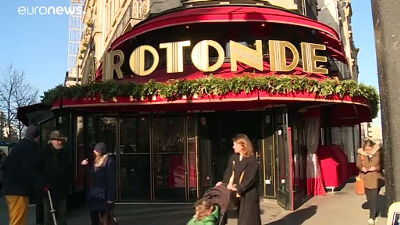 Feuer in einer von Macrons Lieblingskneipen – sein Theaterbesuch endet unter Polizeischutz