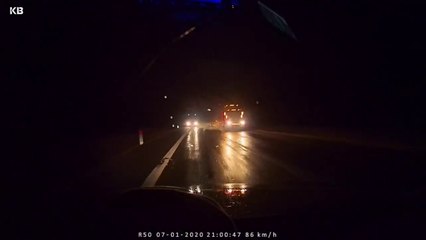 Ce conducteur se retrouve entre 2 camions qui viennent de face et s'en sort