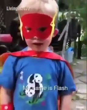 Ce petit garçon se prend pour un super héros mais va vite être calmé