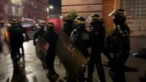 Protestuesit tentojnë te hyjne ne teatrin ku ndodhej Macron