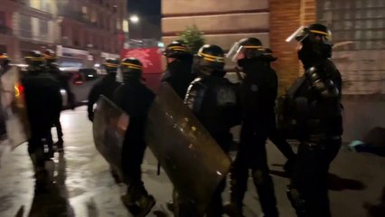 Protestuesit tentojnë te hyjne ne teatrin ku ndodhej Macron