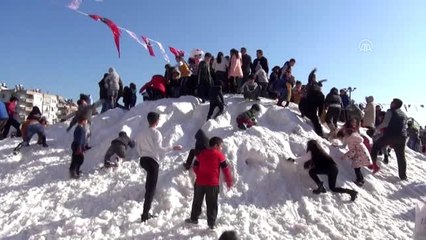 Toros Dağlarından kamyonlarla taşınan kar çocukların eğlencesi oldu