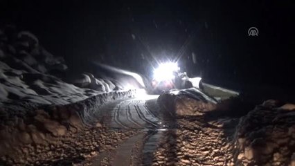 Yolu kardan kapanan mezrada rahatsızlanan vatandaş için seferber oldular