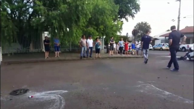 Carros batem no Bairro São Cristóvão e um deles tomba