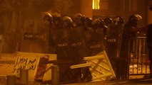 القوى الأمنية تفض بالقوة اعتصامات اللبنانيين أمام مقر البرلمان