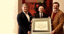 TOGG heyeti, Kemal Kılıçdaroğlu'na yerli otomobilin çizimini hediye etti