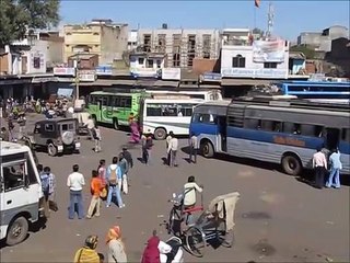 bus stop durg - it is just everyday life in India
