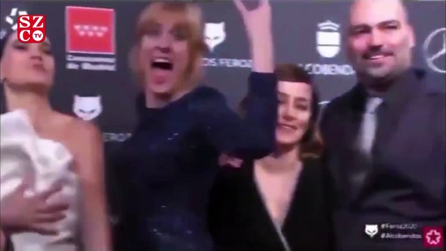 Genç oyuncu elbisenin azizliğine uğradı