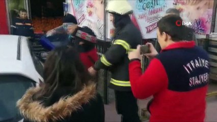 Otomobilde mahsur kalan bebeği itfaiye ekibi kurtardı