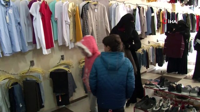 - Güvenli bölgelere göç eden sivillere ‘Sevgi Butik’ desteği- Kızılay ekipleri çadır, erzak, ısınma ve hijyen malzemesi yardımlarının yanı sıra ‘Sevgi Butik’ mağazalarıyla da göç eden Suriyelilerin yaralarını sarıyor
