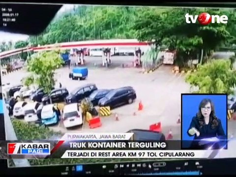 Detik-detik Truk Kontainer Hantam Tujuh Mobil yang Parkir