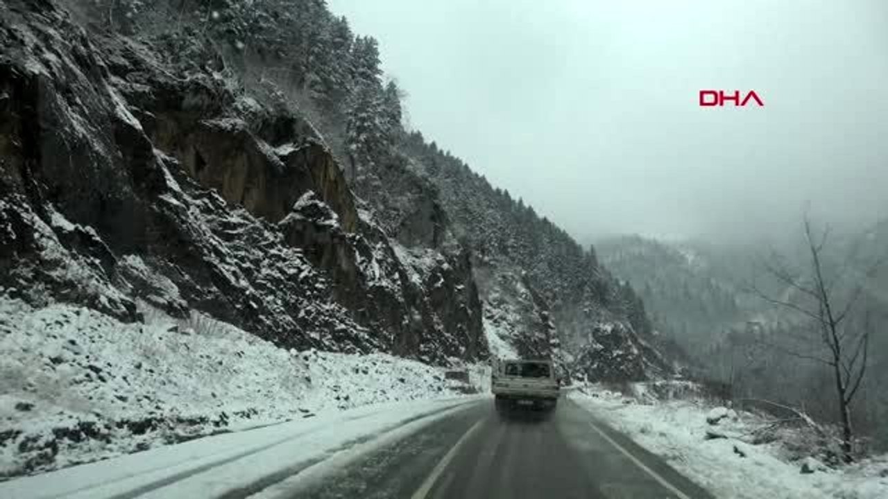 Bayburt dünyanın en tehlikeli yolunu geçip, 3 kişinin yaşadığı köydeki arızayı giderdiler