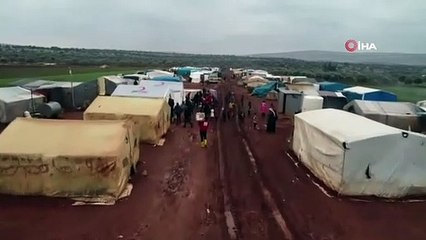 Saldırılardan kaçan Suriyeliler boş arazilere çadır kuruyor