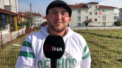 Parmaklarını ilginç şekillere sokan genç şaşkına çeviriyor