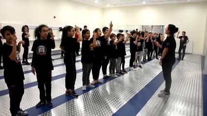 Minik eskrimcilerden Mehmetçiğe anlamlı hediye