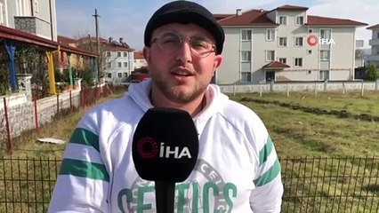 Parmaklarını İlginç Şekillere Sokan Genç Şaşkına Çeviriyor