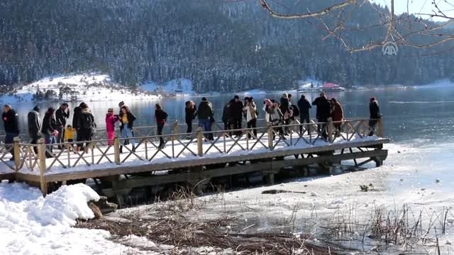 Abant Tabiat Parkı'nda yarıyıl tatili yoğunluğu yaşanıyor