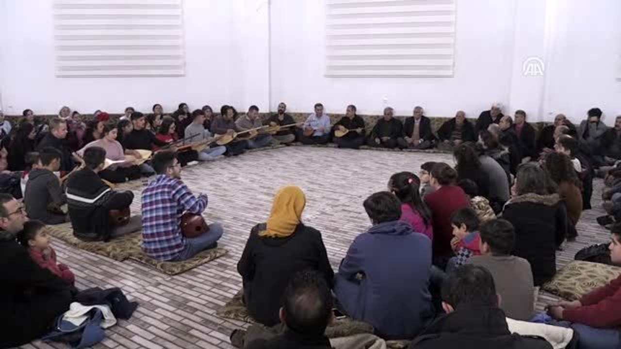 TÜRKİYE'NİN YAŞAYAN İNSAN HAZİNELERİ - Dertli Divani "hazinesi"ni gençlerle paylaşıyor