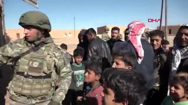 Mehmetçikten barış pınarı harekatı bölgesinde suriyelilere yardım