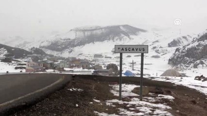 Baraj suları çekilince görünen eski köy, fotoğrafçıların ilgi odağı oldu