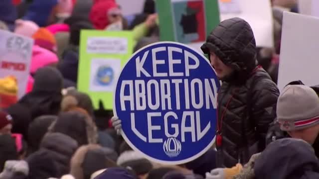 Miles de personas se manifiestan en EEUU por los derechos de las mujeres