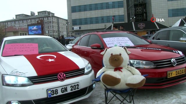 Modifiyeli araçlar minik eller için buluştu