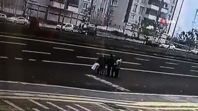 Yolun karşısına geçmek istedi, hızla geçen aracın altında kalarak ağır yaralandı...O anlar kamerada