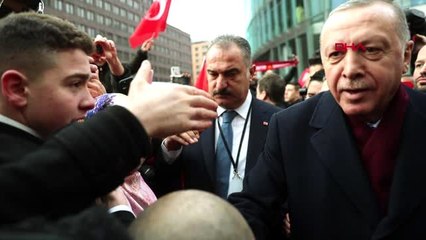Erdoğan, berlin'de kalacağa otelin önünde türk vatandaşları tarafından karşılandı