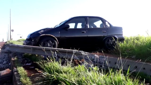 Ao desviar de cone no meio da rua, motorista perde controle da direção e carro atinge poste