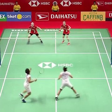 Spectaculaire point en double mixte au badminton