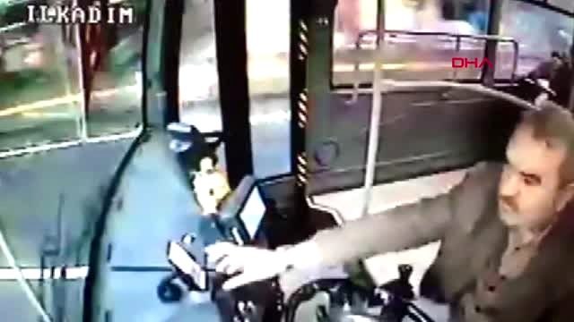 Zonguldak ereğli otomobili ile halk otobüsünün önüne geçip, tehlikeli hareketler yaptı