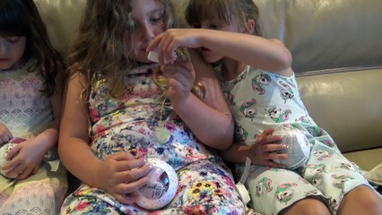 Descargar video: Sophia, Isabella e  Alice  - LOL Bonecas Lindas e Cupcake Surpresa