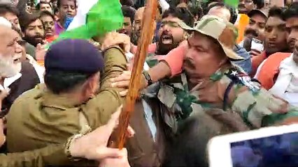 राजगढ़ कलेक्टर को आया गुस्सा, बीजेपी कार्यकर्ता को जड़ा थप्पड़, वीडियो वायरल