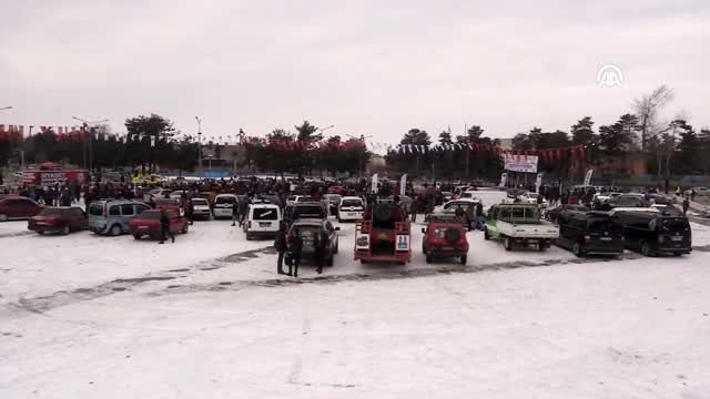 Modifiyeli araç sahipleri ihtiyaç sahibi çocuklara yardım için buluştu