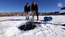 Buzla kaplanan Çıldır Gölü'nün kadın balıkçısı: Çınar Kılıç