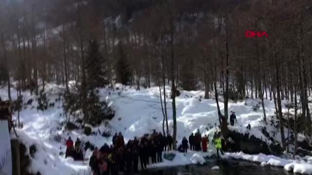 Rize kış yüzme şenliği'nde buz gibi suya girdiler