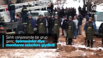 Şehit cenazesinde bir grup genç üşümesinler diye montlarını askerlere giydirdi