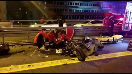 Mecidiyeköy'de motosiklet metrobüse çarptı 2 yaralı