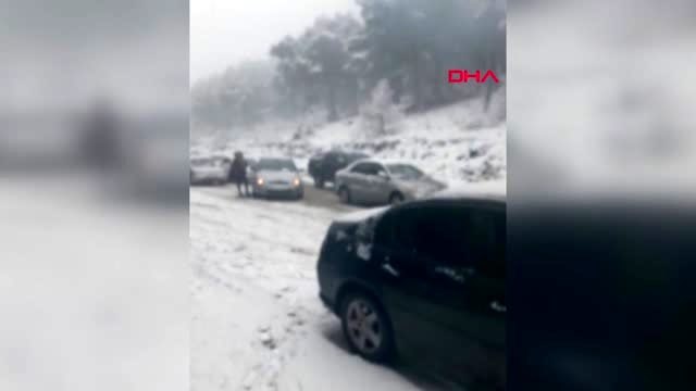 Osmaniye kar görmeye giden tatilciler, dönüş yolunda karda mahsur kaldı