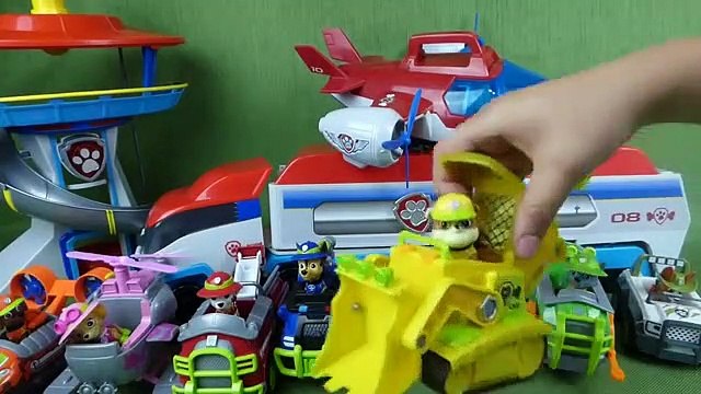 Paw Patrol Jungle Rescue Vehicle Toys in the Paw Patroller, Air Patroller and Look Out Tower Playset-