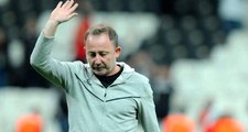 Beşiktaş taraftarı, Abdullah Avcı'yı istifaya davet edip Sergen Yalçın lehine tezahürat yaptı