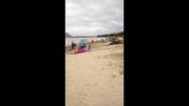 Após chuva, banhistas limpam lixo na praia de Piúma
