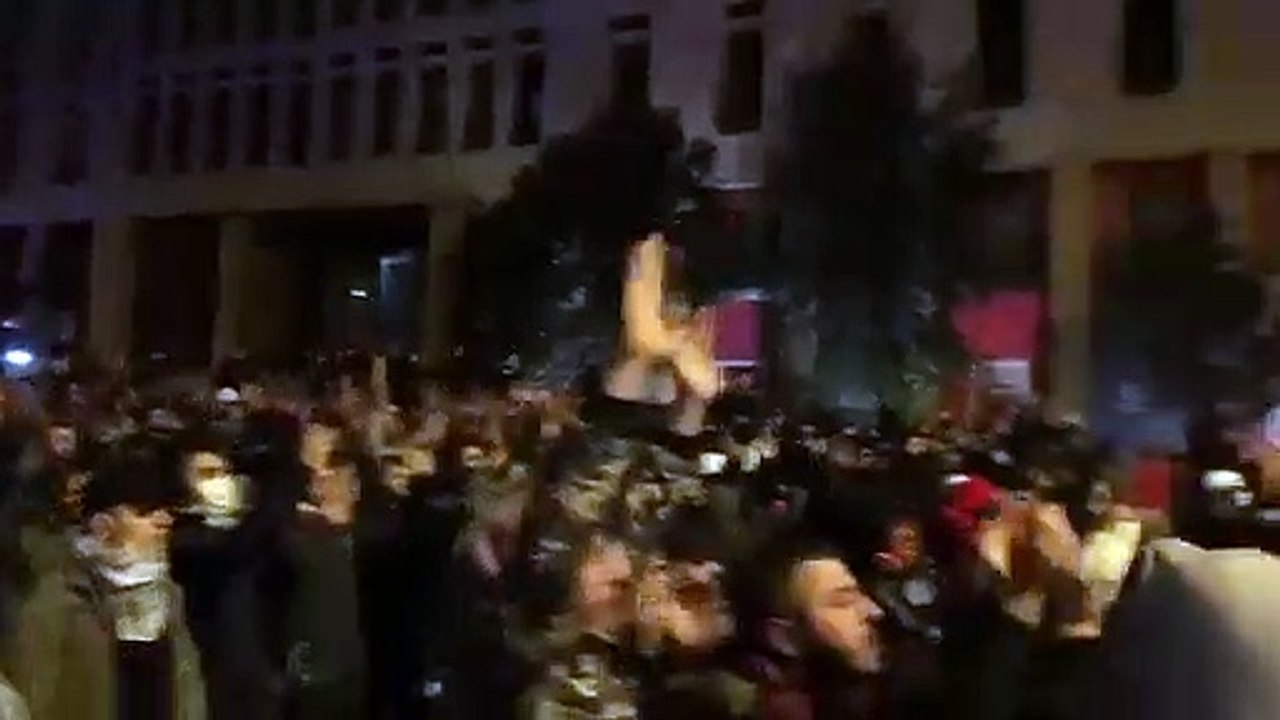 Lübnan halkı sokakta