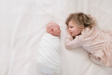 طفلة مسلمة تقدم نصائح مذهلة لشقيقها الصغير