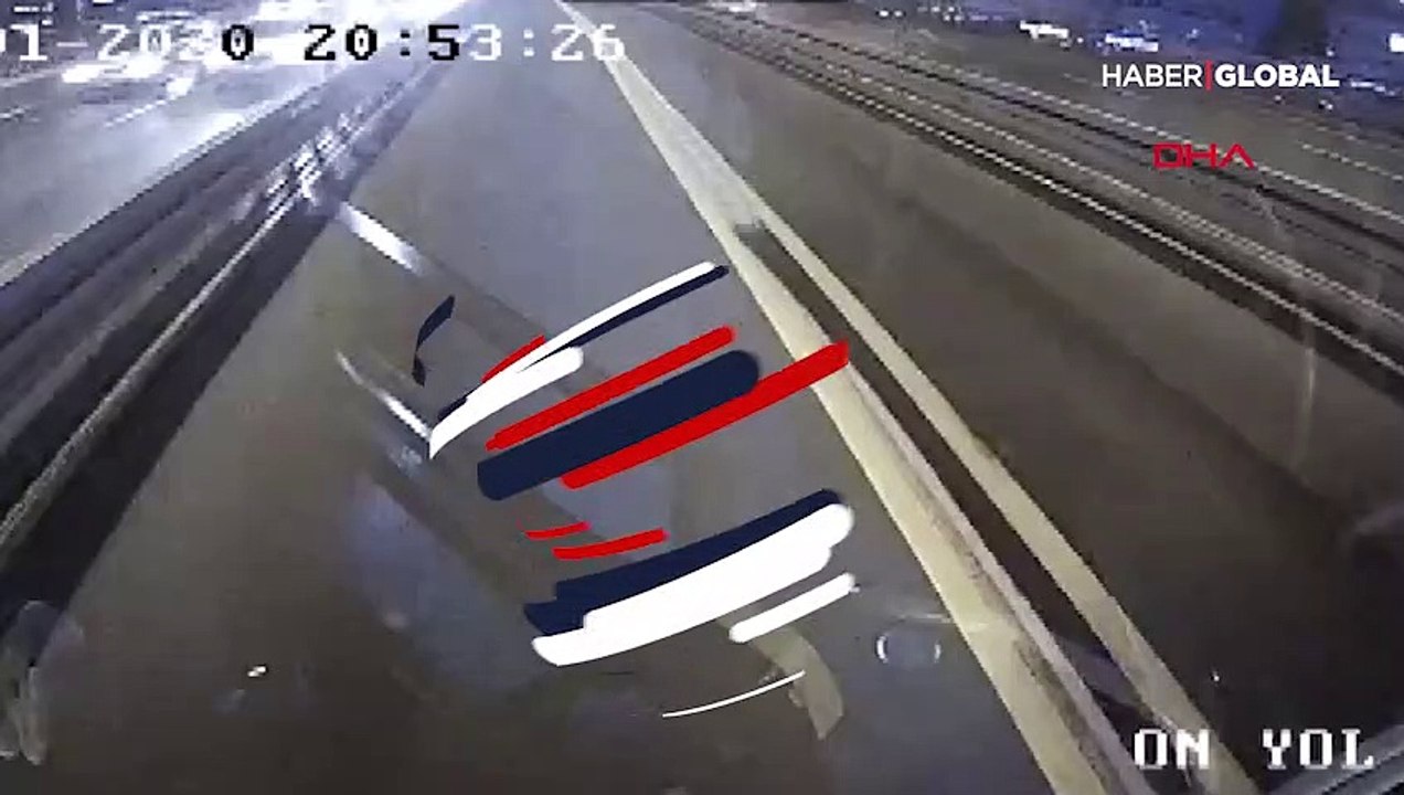 Mecidiyeköy'de motosiklet metrobüse çarptı: 3 yaralı