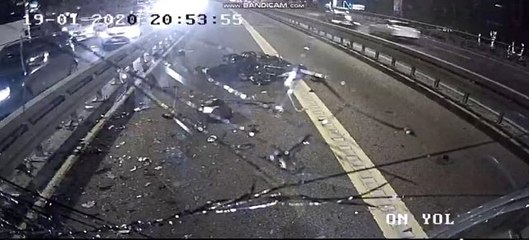 Metrobüsle motosikletin çarpıştığı anlar kamerada