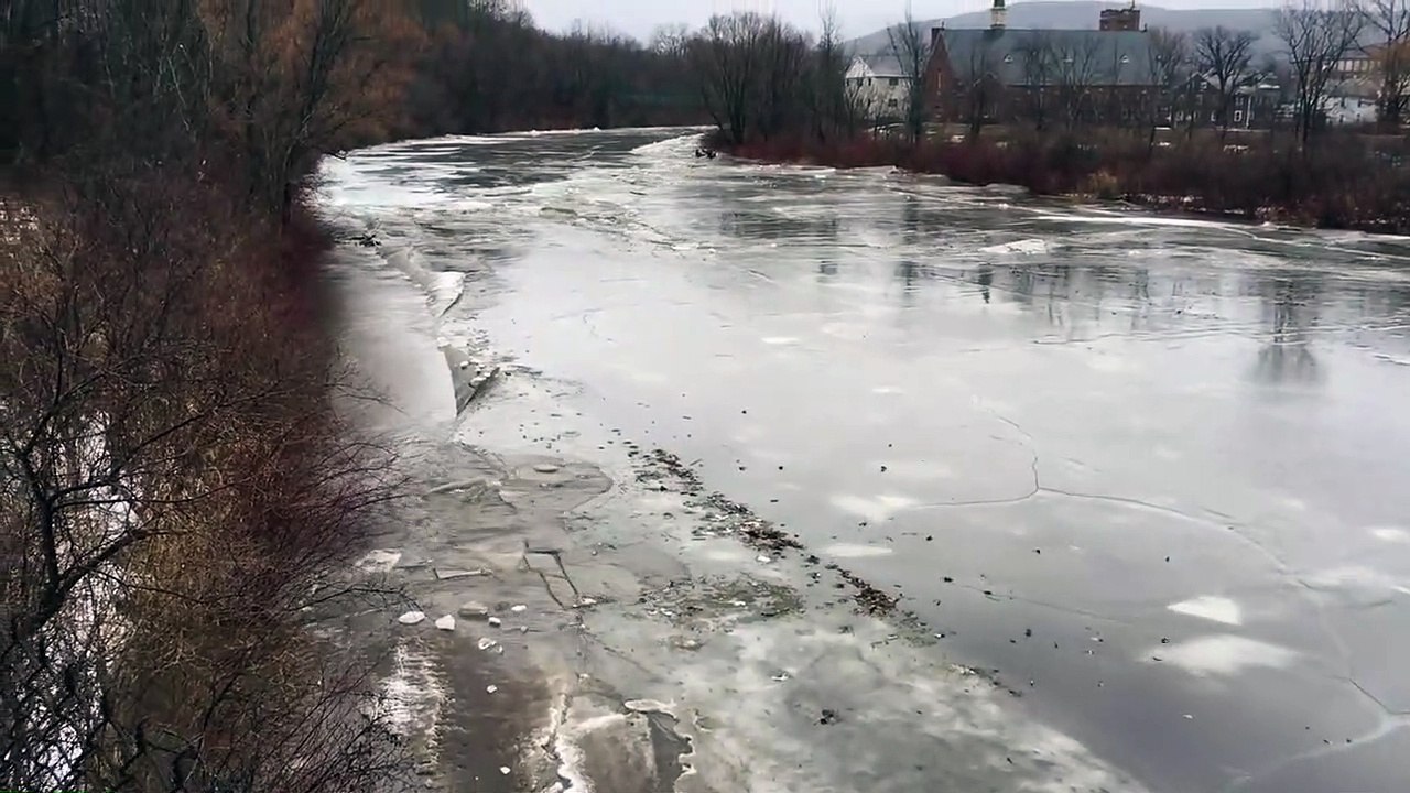 La glace de cette rivière gelée se brise d'une façon incroyable