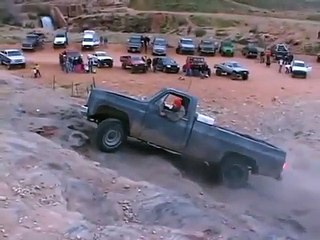 Il voulait grimper une montagne avec son pickup et se rate complètement