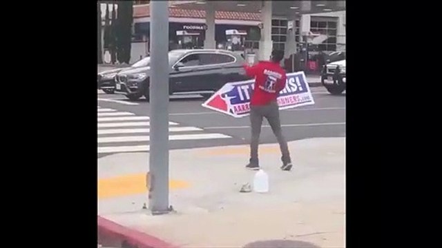 Il manie son panneau publicitaire comme un roi... un vrai artiste de rue